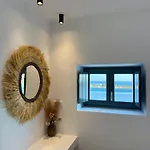 Willa Faragas Hill Oasis Angairiá