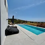 Willa Faragas Hill Oasis Angairiá