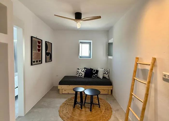 Faragas Hill Oasis Villa *